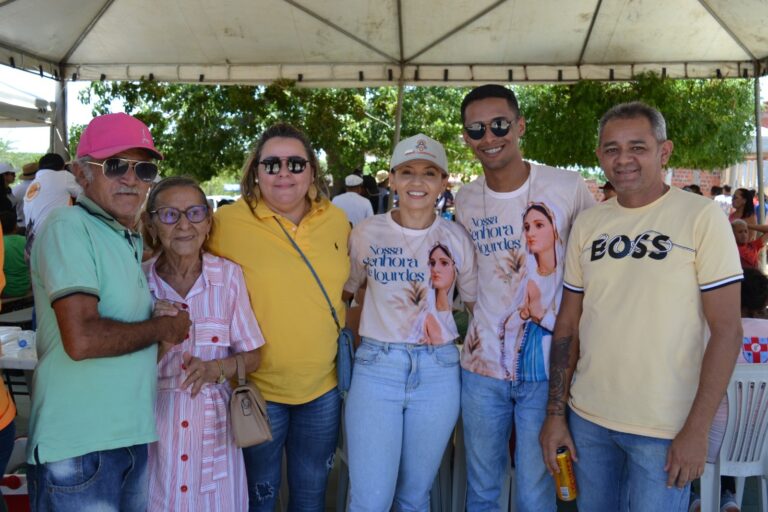 Monica Silva participa do tradicional almoço comunitário na comunidade de Mendubim I