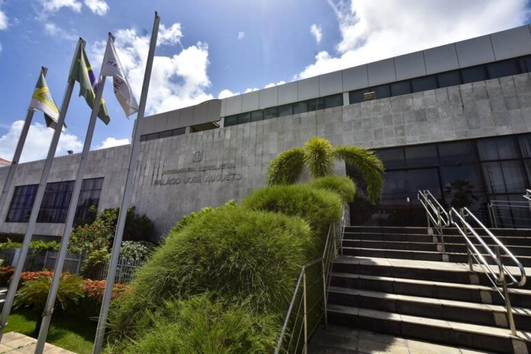 Assembleia Legislativa nomeia mais 21 aprovados em seu concurso público Assembleia Legislativa nomeia mais 21 aprovados em seu concurso público