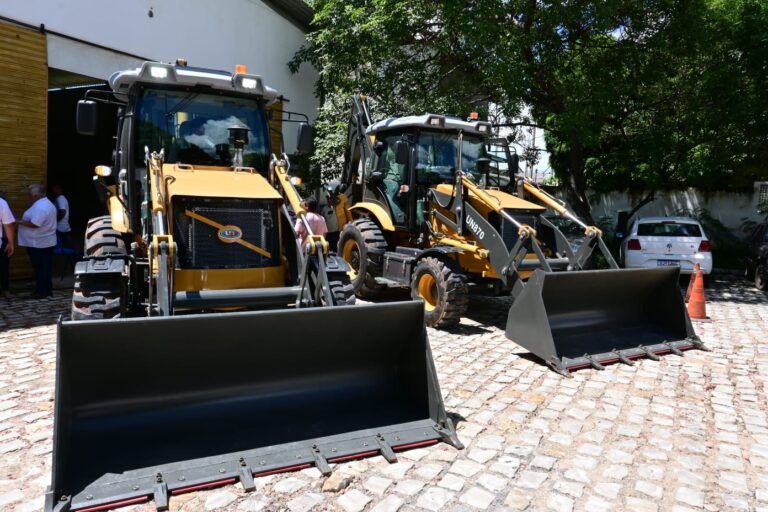 Prefeitura recebe duas novas retroescavadeiras para fortalecimento da agricultura local Prefeitura recebe duas novas retroescavadeiras para fortalecimento da agricultura local