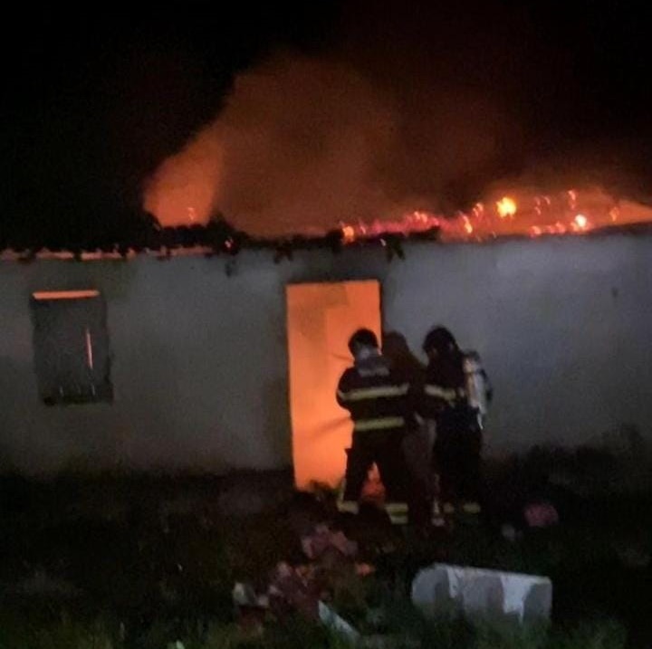 Corpo de Bombeiros combate e controla incêndio em residência