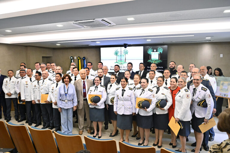 Assembleia entrega certificados a pós-graduados em Estratégias de Segurança Assembleia entrega certificados a pós-graduados em Estratégias de Segurança