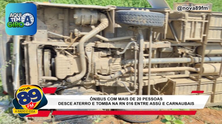 Ônibus com mais de 20 pessoas desce aterro e tomba na RN 016
