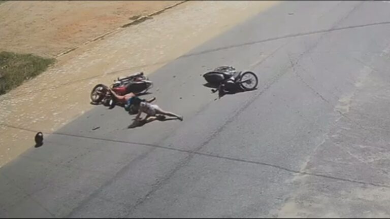 Câmera de monitoramento registra acidente envolvendo duas motos próximo a entrada da rua da rodoviária