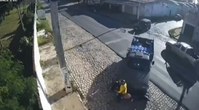 Caminhão desgovernado atropela motociclistas no bairro Frutilândia