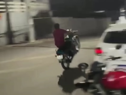 Motociclista tenta fugir da polícia fazendo manobras arriscadas mas acaba detido