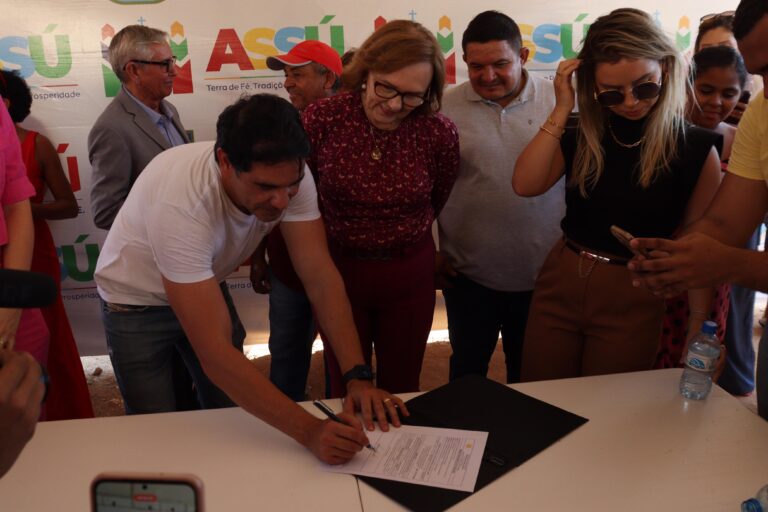 Prefeitura de Assú avança com pavimentação asfáltica no Parati 2000 Prefeitura de Assú avança com pavimentação asfáltica no Parati 2000