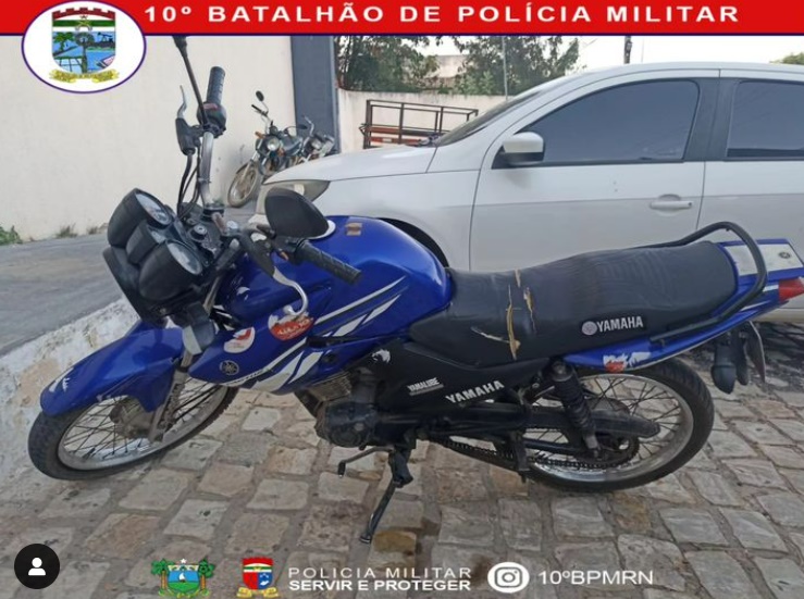 Arma e Drogas apreendidas e uma moto furtada foi recuperada em ação da Polícia Militar no bairro Vertentes