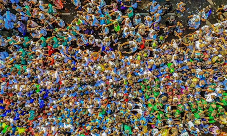 Fiéis lotam ruas de Belém para acompanhar procissão do Círio de Nazaré