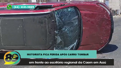 Motorista fica ferida após carro tombar em frente ao escritório regional da Caern em Assú