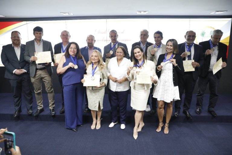Governo homenageia empresários, gestores públicos e dirigentes de instituições que contribuíram para o desenvolvimento Governo homenageia empresários, gestores públicos e dirigentes de instituições que contribuíram para o desenvolvimento