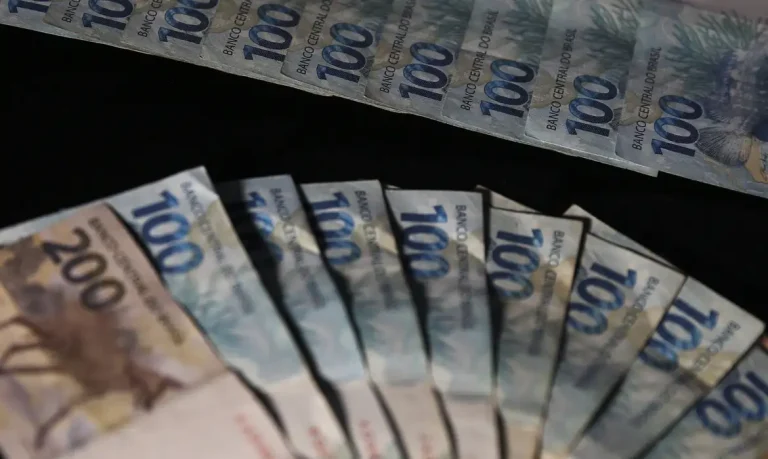 Dívida Pública Federal cai 2,34% em março e volta aos R$ 8,6 trilhões Dívida Pública Federal cai 2,34% em março e volta aos R$ 8,6 trilhões