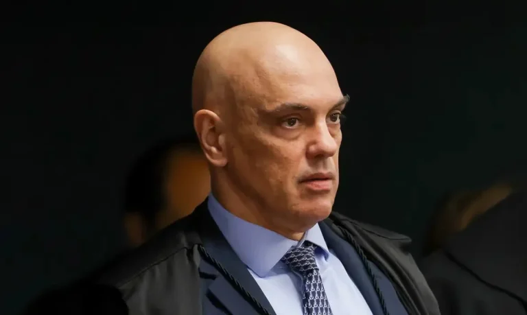 Moraes mantém prisão domiciliar de Bolsonaro e determina prazo para ex-presidente entregar armas