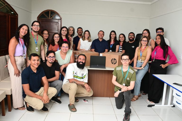 14/08 Assú sai na frente com projeto pioneiro em ciência e tecnologia e realiza entrega de notebooks