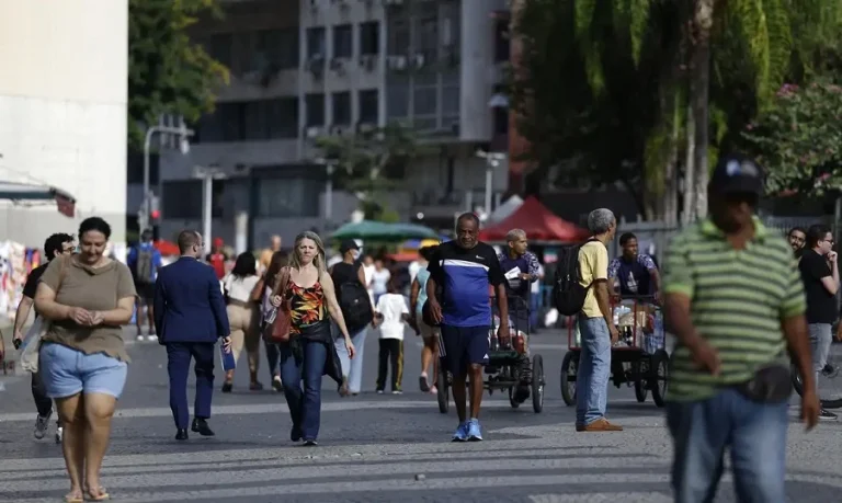Crescimento populacional caiu para 0,37% em 2026, estima IBGE