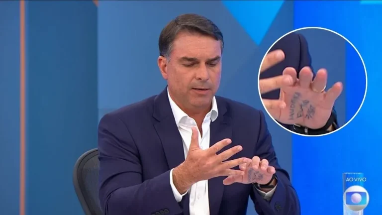 Flávio Bolsonaro imita o pai e leva palavras escritas na mão em sabatina da Globo