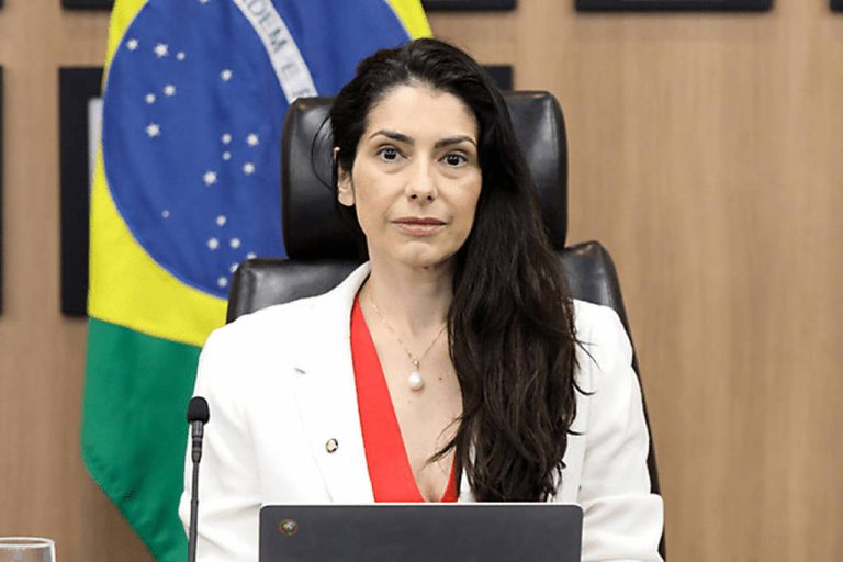 Ministra do TSE que proibiu púlpito vazio em debate já declarou voto em Lula Ministra do TSE que proibiu púlpito vazio em debate já declarou voto em Lula