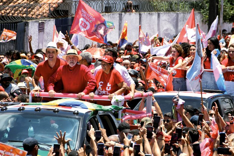 Apoiadores acompanham Lula em ato político no Alecrim
