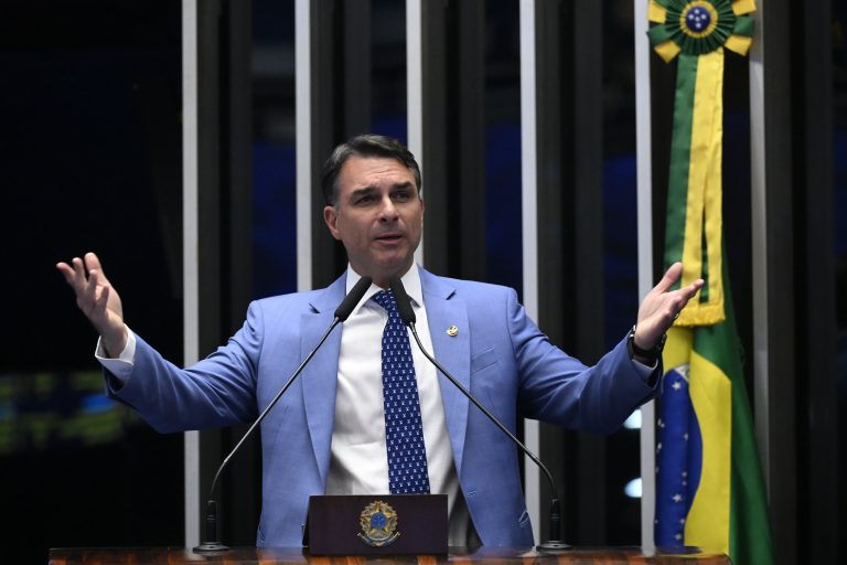 Flávio Bolsonaro pede para Justiça Eleitoral investigar diretor da PF por beneficiar Lula