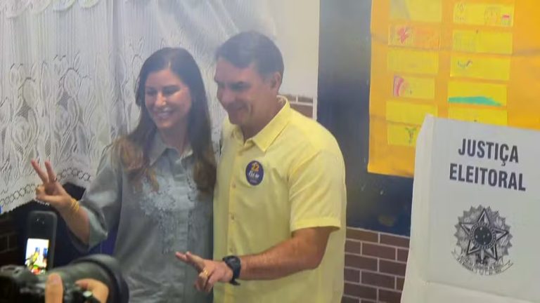 Flávio Bolsonaro vota em colégio na zona Norte do Rio de Janeiro